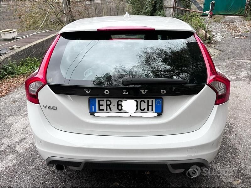 Usata Volvo V60 R-Design Kinetic 136 CV (100 kW) 2013 Bianco Station wagon