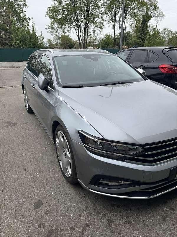 Usata VW Passat Executive 150 CV (110 kW) 2020 Argento Station wagon