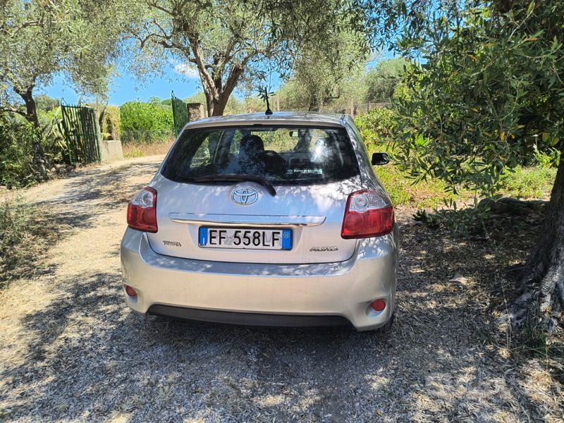 Usata Toyota Auris 90 CV (66 kW) 2011 Grigio Berlina