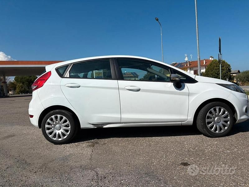 Usata Ford Fiesta 75 CV (55 kW) 2011 Bianco Berlina