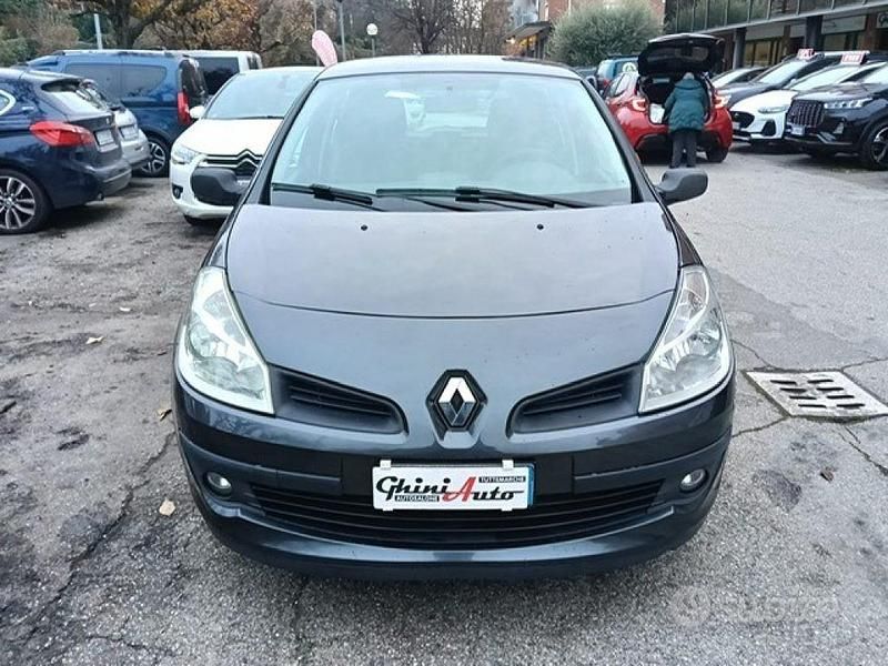 Usata Renault Clio II Dynamique 75 CV (55 kW) 2006 Grigio Berlina