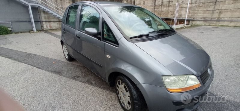 Usata Fiat Idea 95 CV (69 kW) 2004 Grigio Monovolume