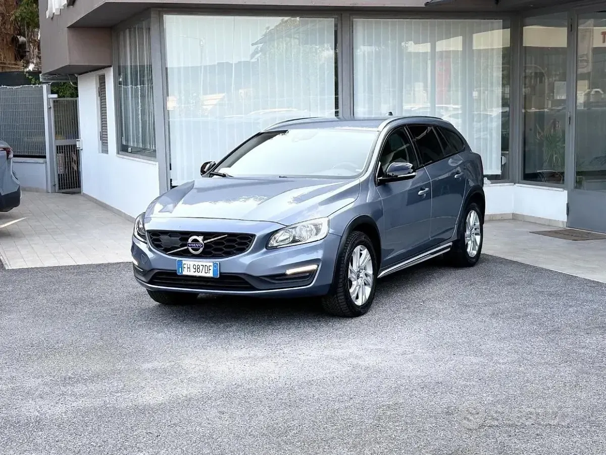 Usata Volvo V60 CC 150 CV (110 kW) 2017 Blu/azzurro Station wagon