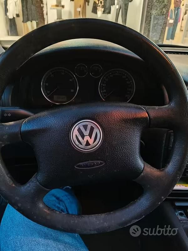 Usata VW Passat 130 CV (95 kW) 2004 Grigio Berlina