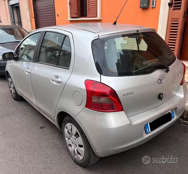 Usata Toyota Yaris 69 CV (50 kW) 2006 Grigio Utilitaria