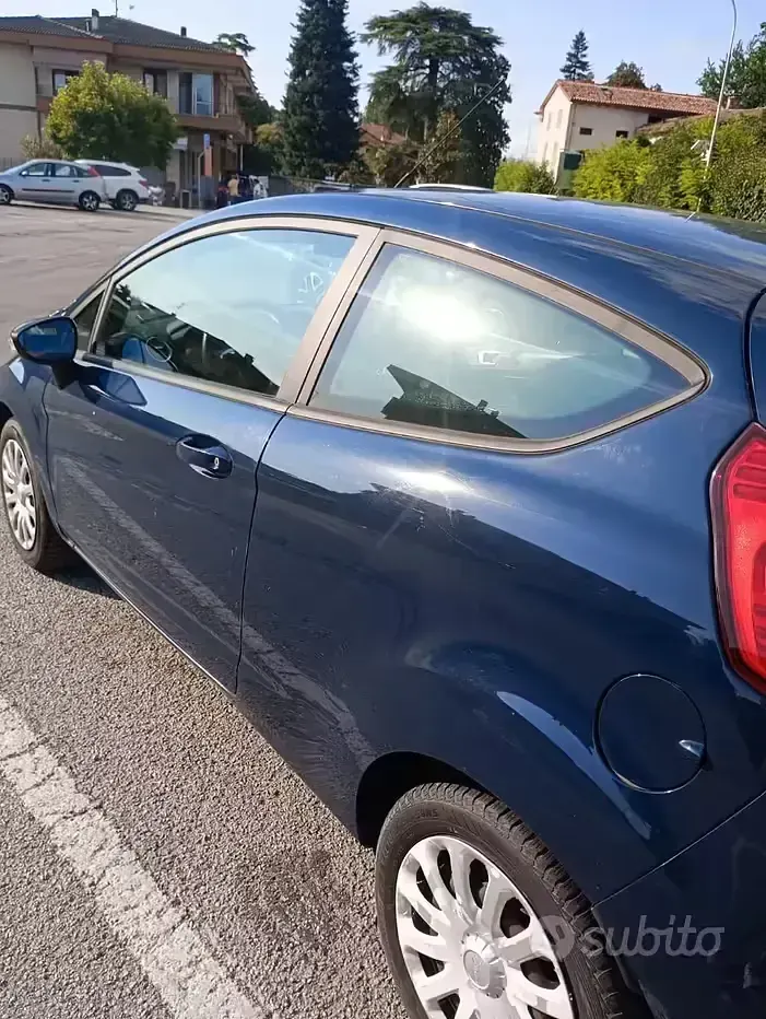 Usata Ford Fiesta 75 CV (55 kW) 2014 Blu Utilitaria