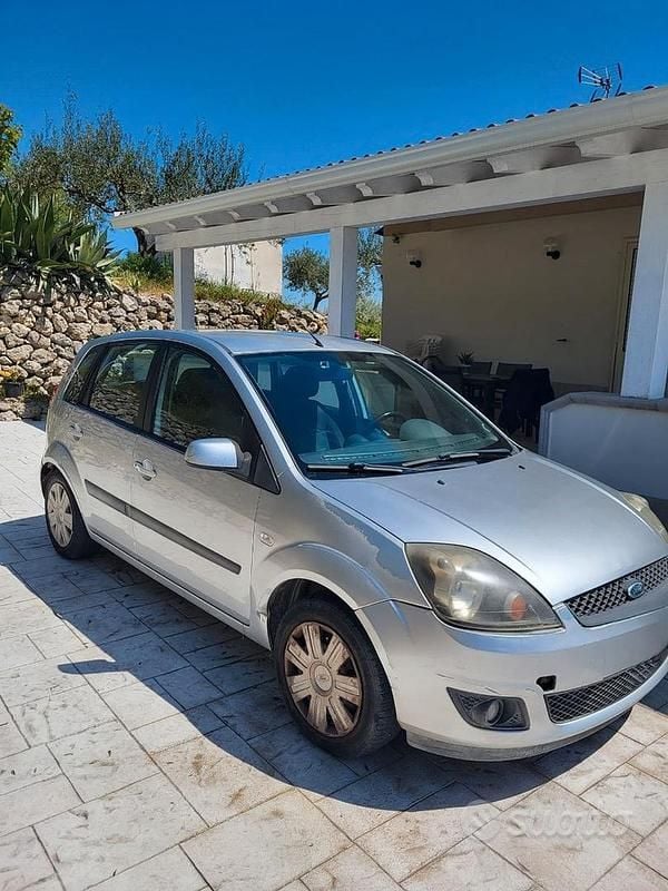 Usata Ford Fiesta 75 CV (55 kW) 2006 Utilitaria