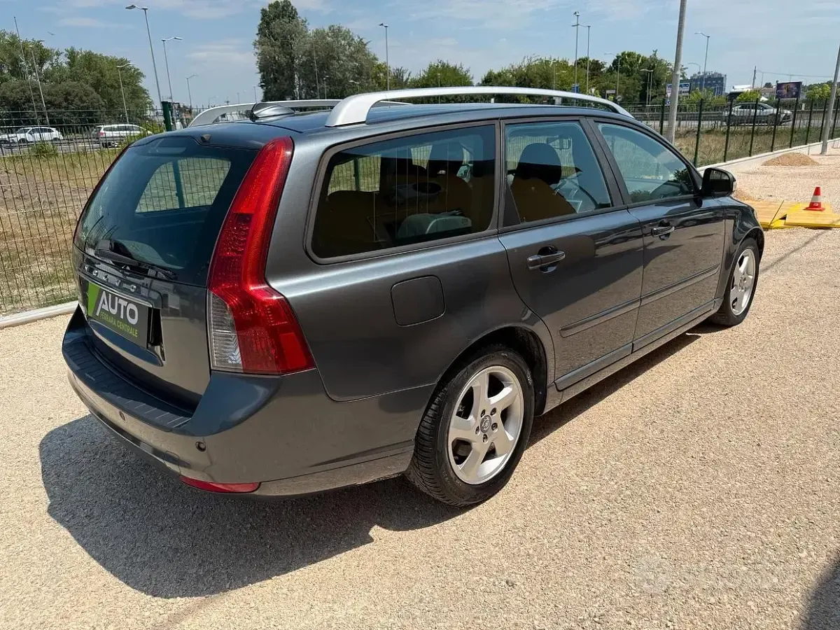 Usata Volvo V50 R-Design 115 CV (84 kW) 2011 Grigio Station wagon