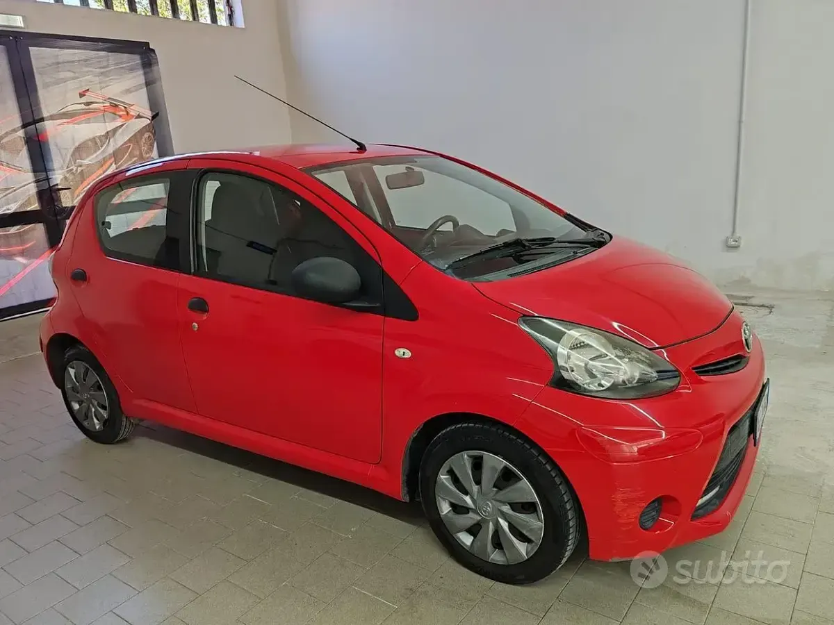 Usata Toyota Aygo 69 CV (50 kW) 2014 Rosso Utilitaria
