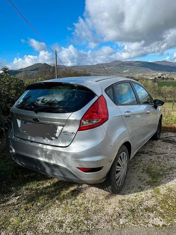 Usata Ford Fiesta 73 CV (53 kW) 2010 Grigio Utilitaria