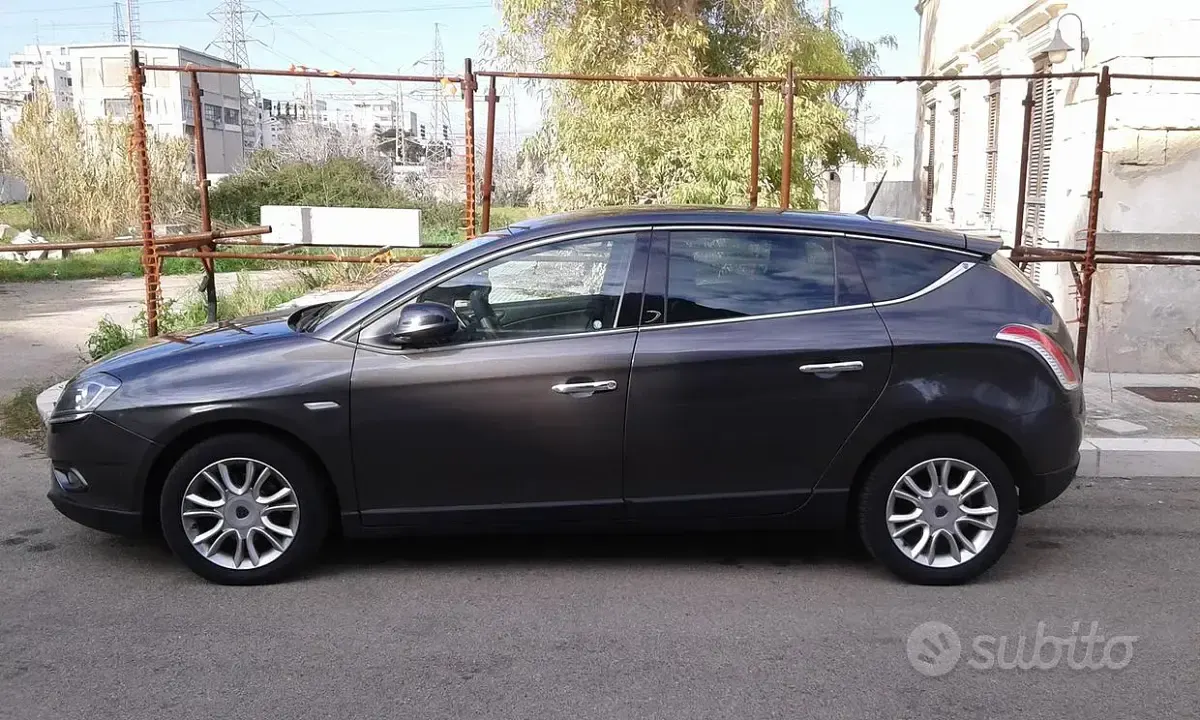 Usata Lancia Delta 120 CV (88 kW) 2013 Grigio Utilitaria