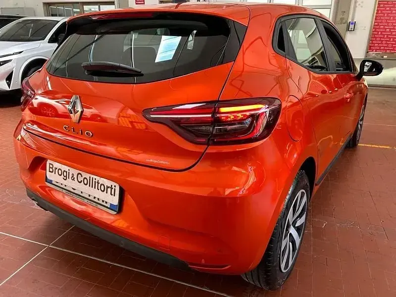 Usata Renault Clio Equilibre 90 CV (66 kW) 2023 Arancione Utilitaria