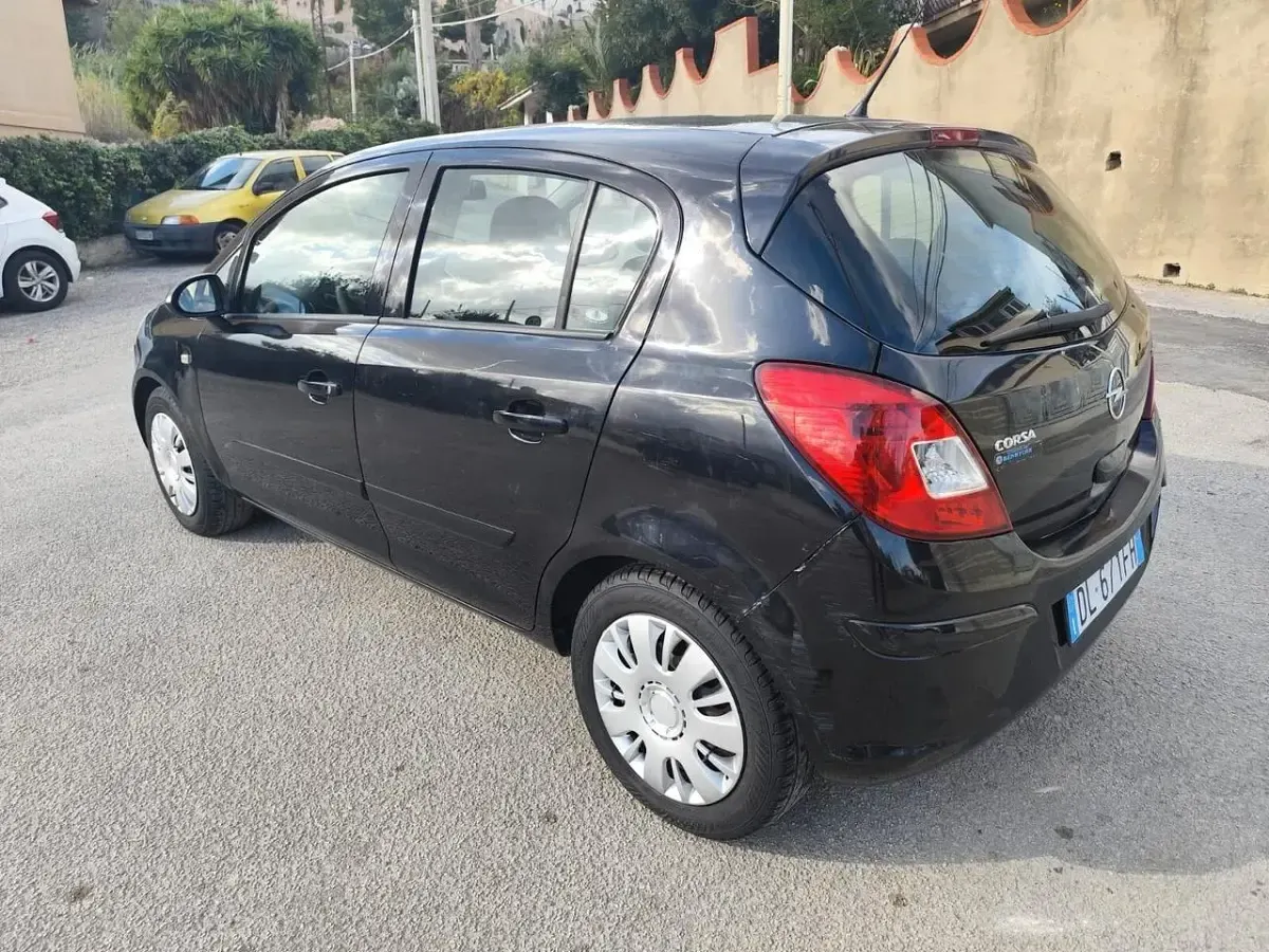 Używany Opel Corsa Club 60 KM (44 kW) 2009 Czarny Sedan/Limuzyna