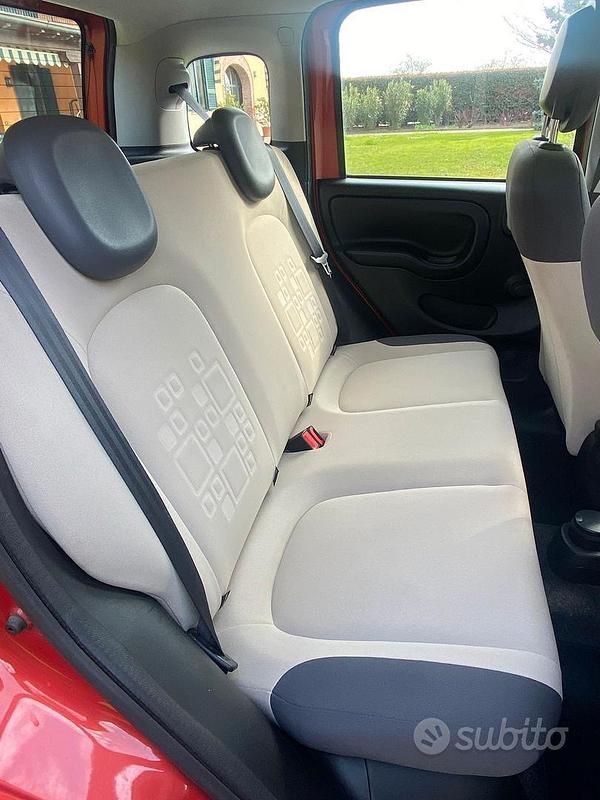 Usata Fiat Panda Lounge 69 CV (50 kW) 2012 Rosso Utilitaria