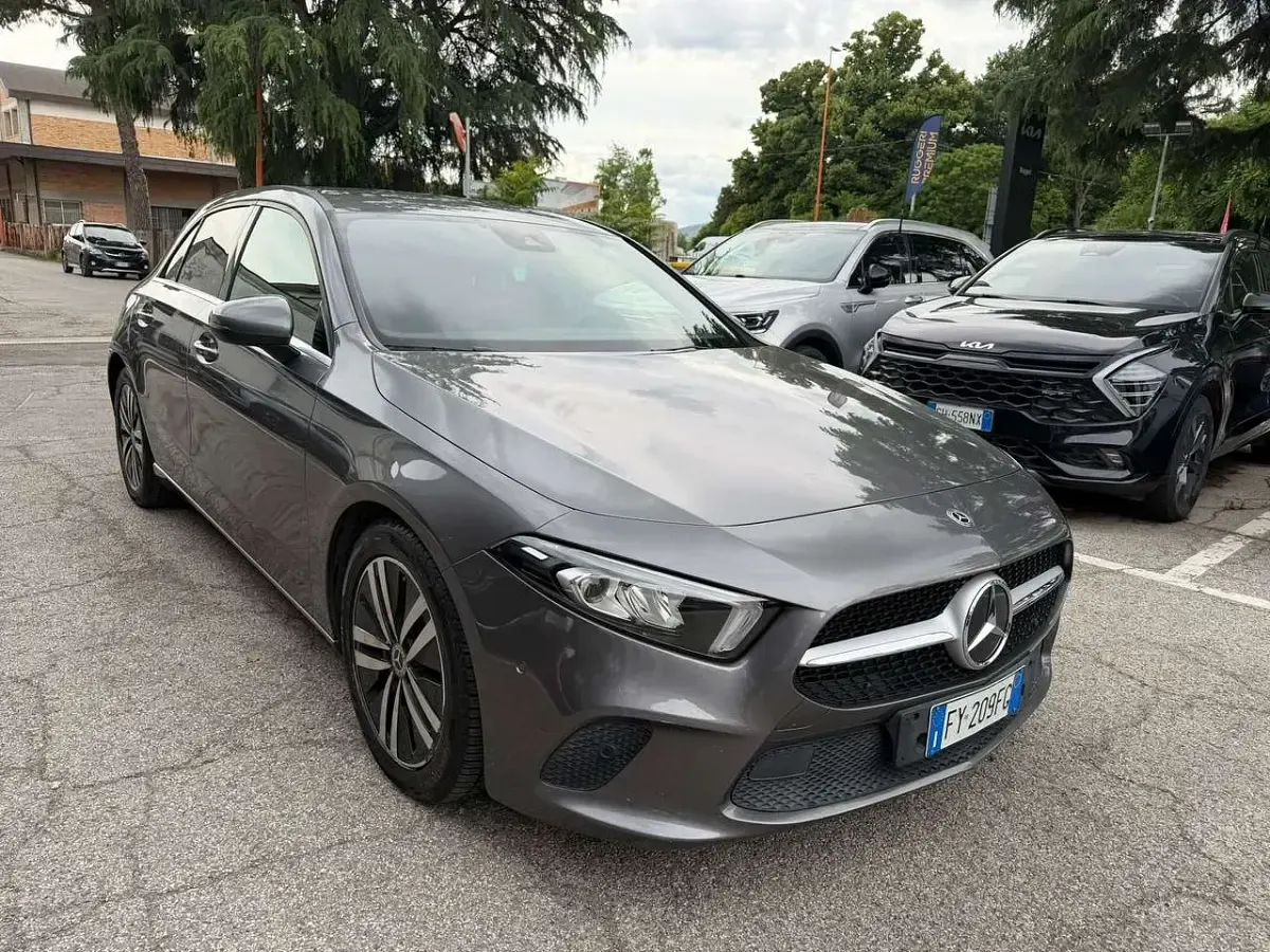 Usata Mercedes A180 116 CV (85 kW) 2019 Grigio Berlina