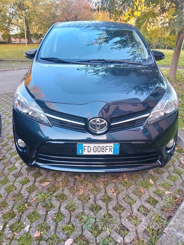 Usata Toyota Verso 132 CV (97 kW) 2016 Nero Monovolume