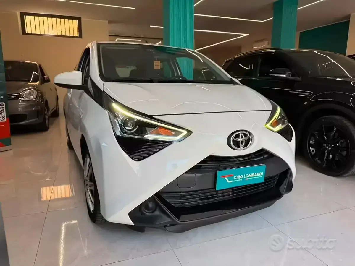 Usata Toyota Aygo Connect Style 72 CV (52 kW) 2021 Bianco Utilitaria