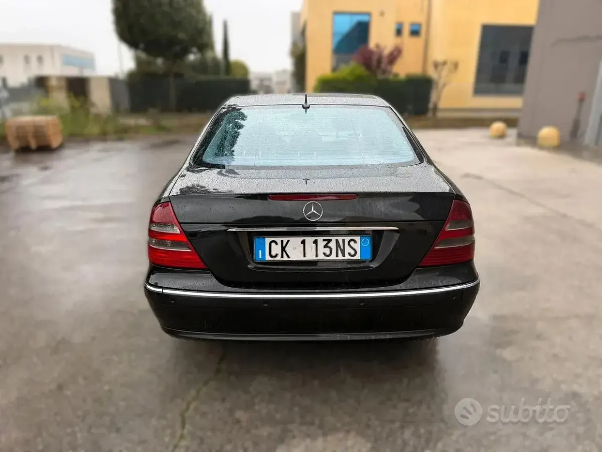 Usata Mercedes E220 Avantgarde 150 CV (110 kW) 2005 Nero Berlina