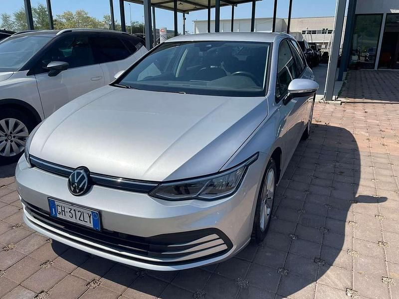 Usata VW Golf VIII Life 116 CV (85 kW) 2021 Argento Berlina
