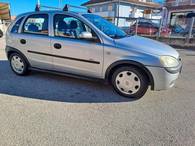 Argento Usata 2002 Opel Corsa Comfort Tre volumi | 1650 € (Buon prezzo) - Immagine 1/4