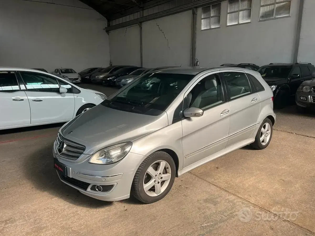 Usata Mercedes B200 120 CV (88 kW) 2007 Grigio Monovolume