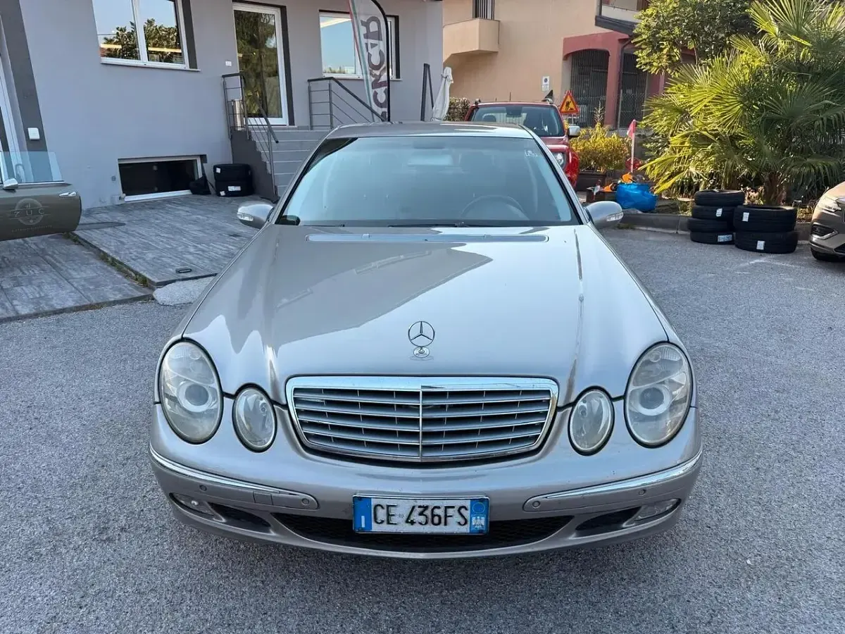 Usata Mercedes E270 Avantgarde 177 CV (130 kW) 2003 Argento Berlina