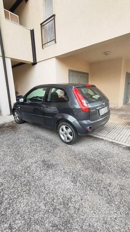 Gebraucht Ford Fiesta 69 PS (50 kW) 2007 Grau Kleinwagen
