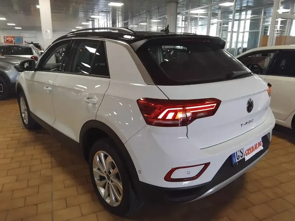 Usata VW T-Roc Life 110 CV (80 kW) 2024 Pure white/nero / pastello SUV