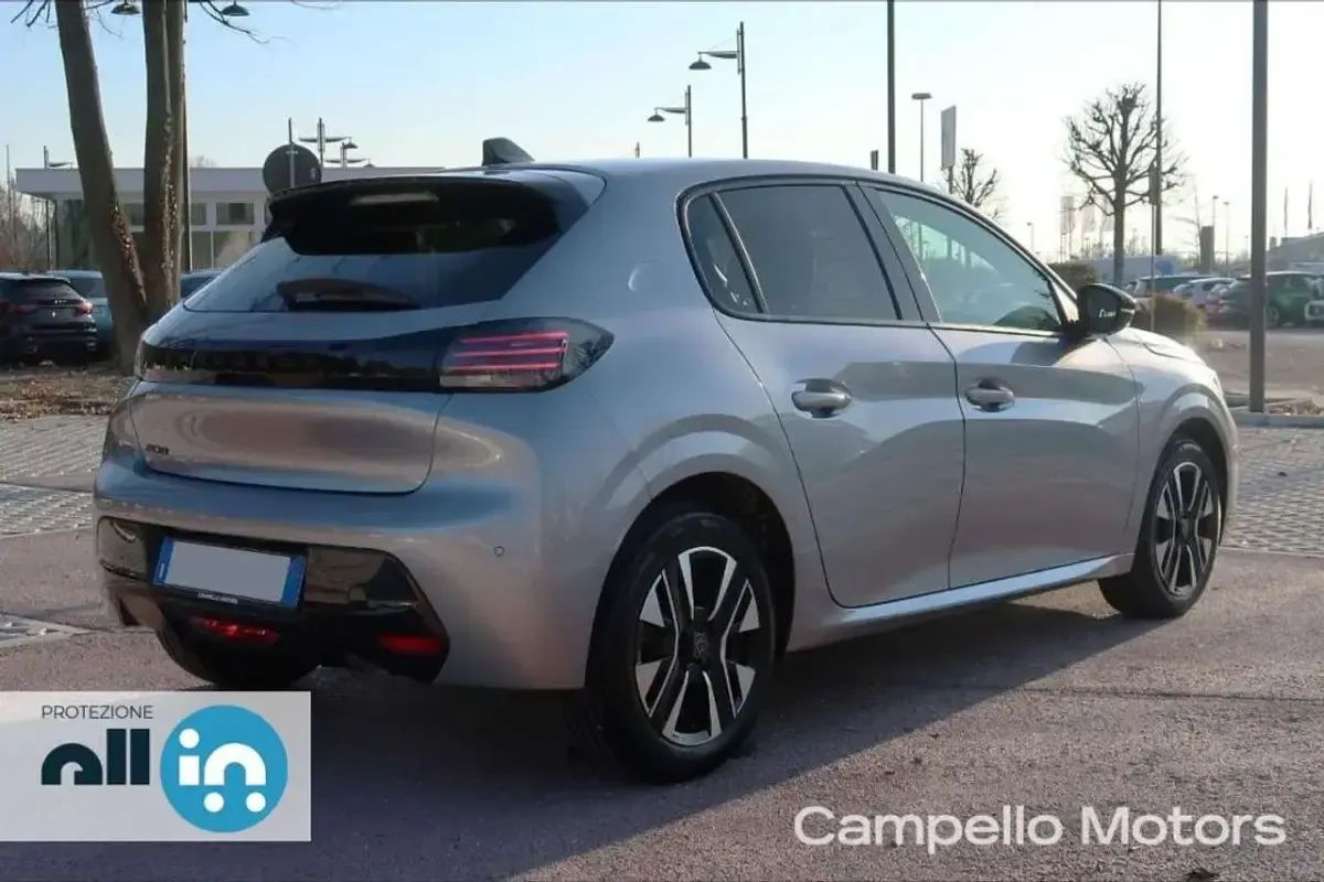 Usata Peugeot 208 Allure 101 CV (74 kW) 2025 Argento Utilitaria