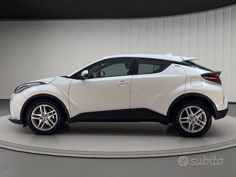 Begagnad Toyota C-HR Active 122 HK (89 kW) 2023 Vit SUV