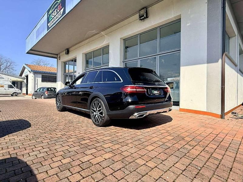 Usata Mercedes E220 Business 200 CV (147 kW) 2022 Obsidian black Station wagon