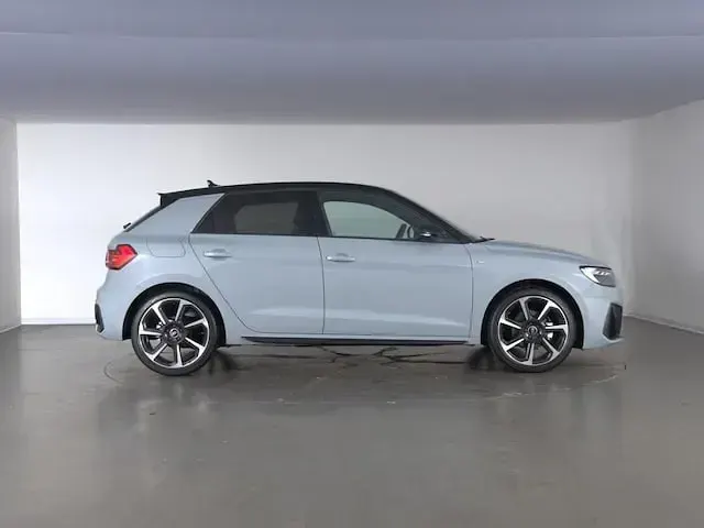 Nuova Audi A1 Sportback Comfort 116 CV (85 kW) 2026 Grigio freccia perla nero mito Utilitaria