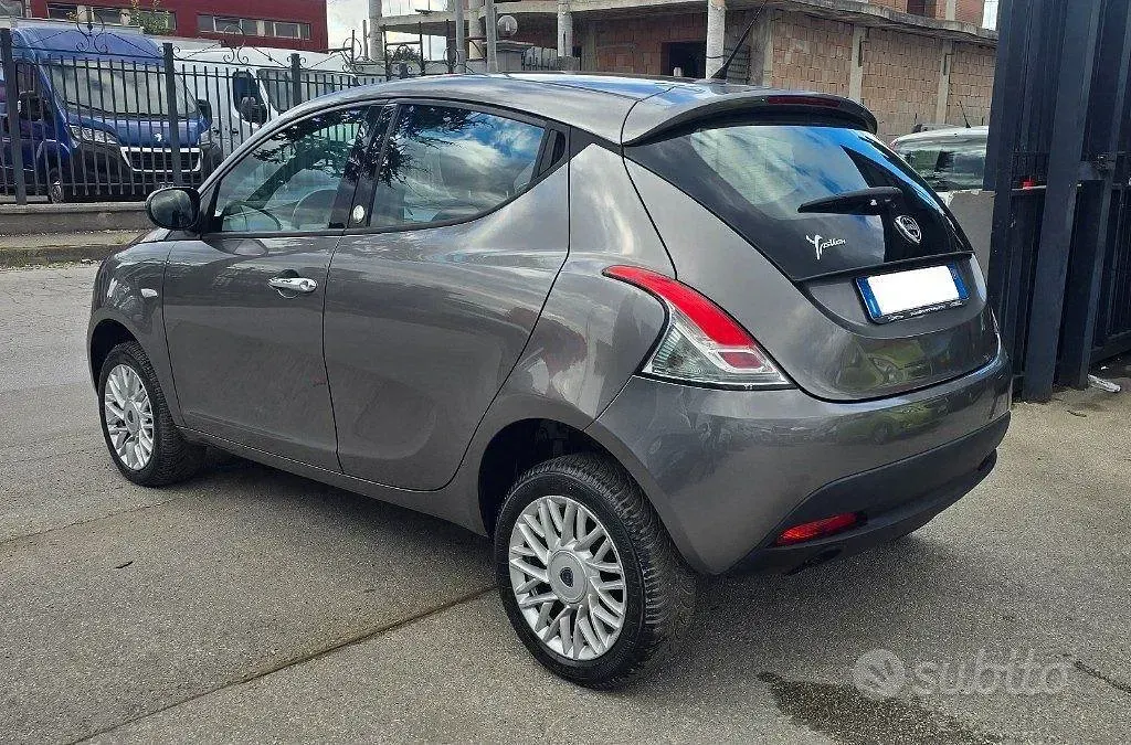 Usata Lancia Ypsilon Gold 85 CV (62 kW) 2013 Grigio scuro Utilitaria