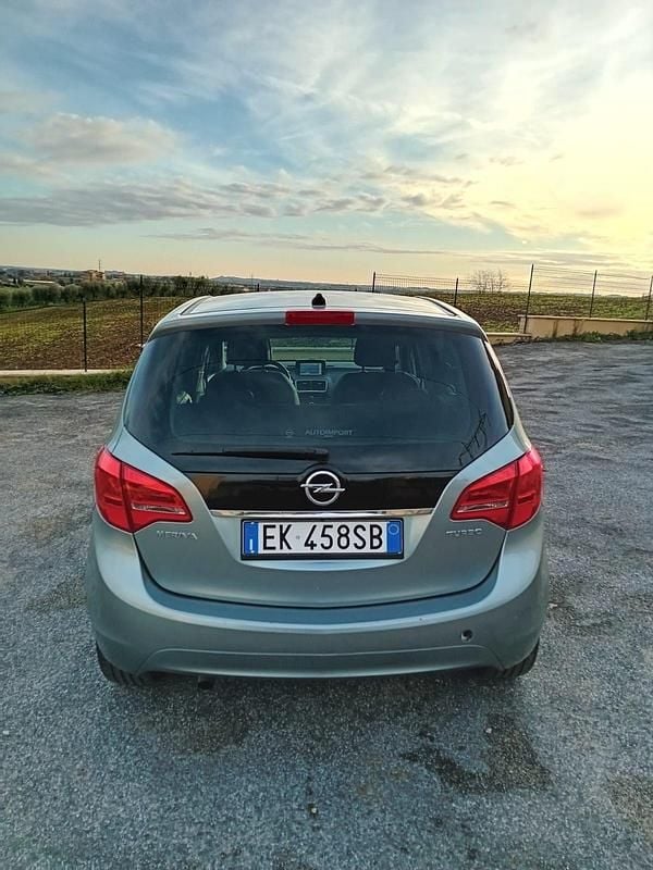 Usata Opel Meriva 100 CV (73 kW) 2012 Argento Monovolume