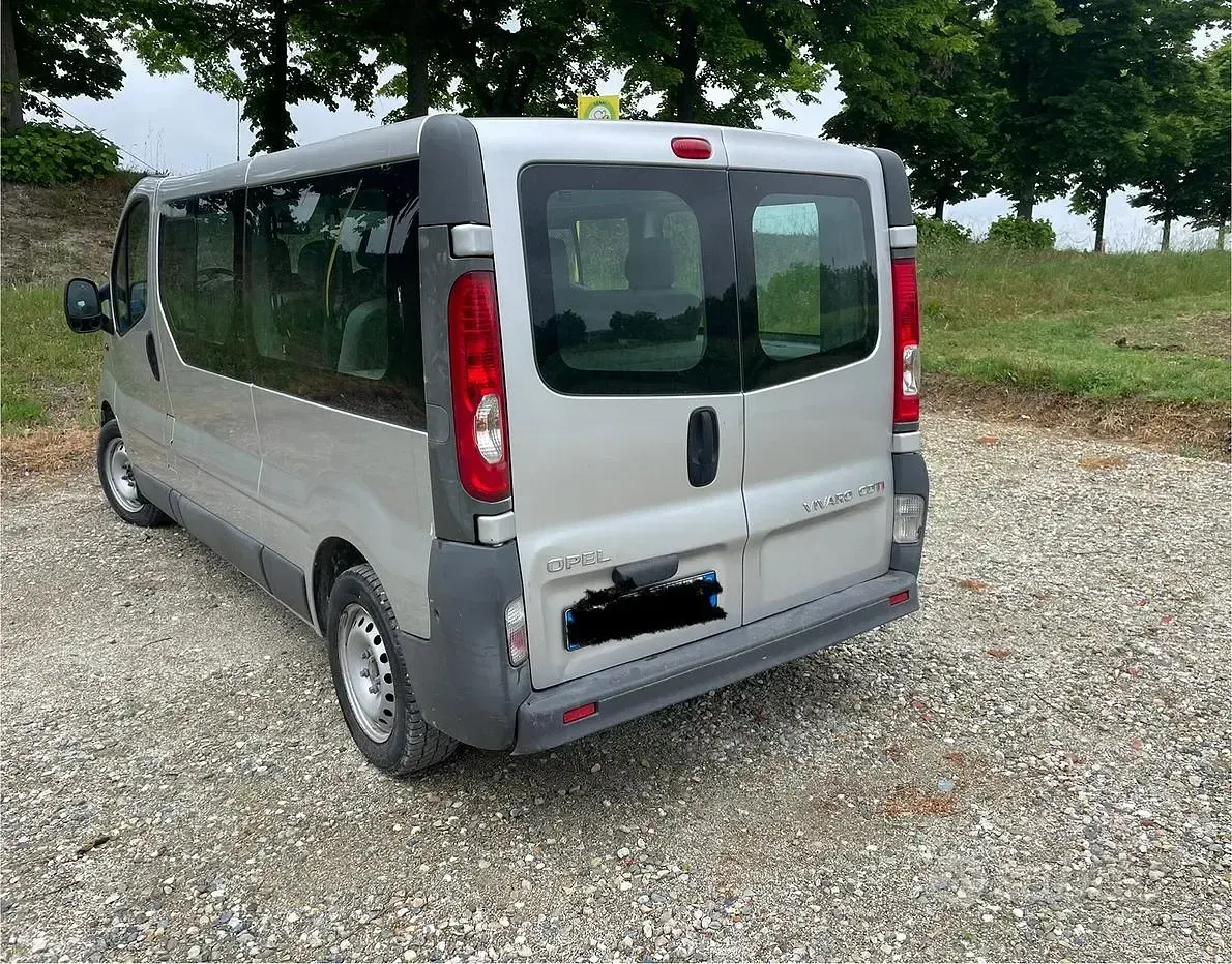 Usata Opel Vivaro 2011 Grigio Monovolume
