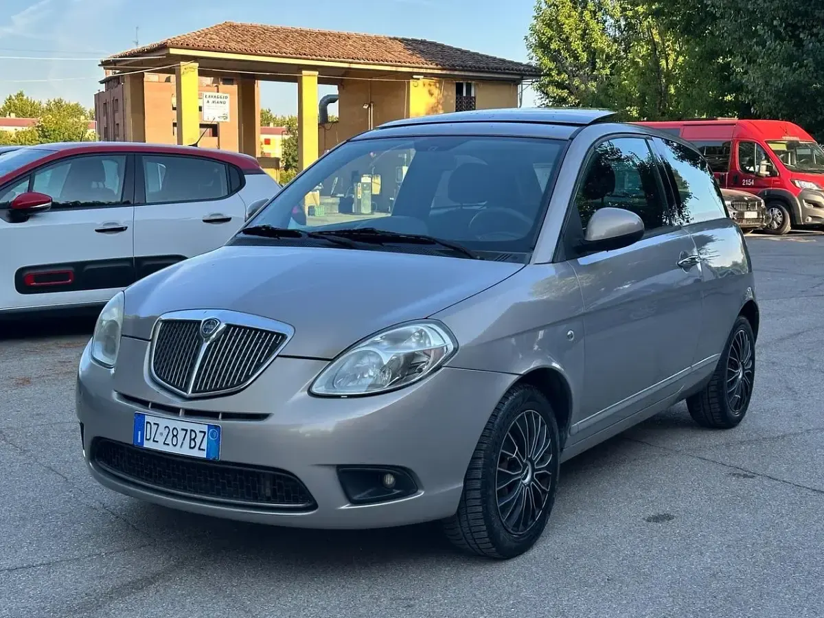 Usata Lancia Ypsilon 75 CV (55 kW) 2009 Grigio Utilitaria