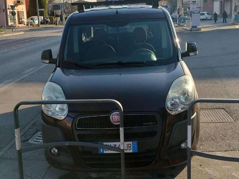 Usata Fiat Doblò Dynamic 135 CV (99 kW) 2011 Marrone Monovolume