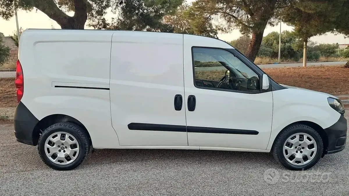 Usata Fiat Doblò Lounge 105 CV (77 kW) 2021 Bianco Monovolume