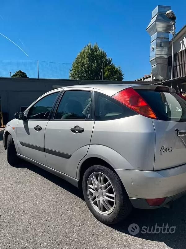 Usata Ford Focus Ghia 100 CV (73 kW) 2001 Utilitaria