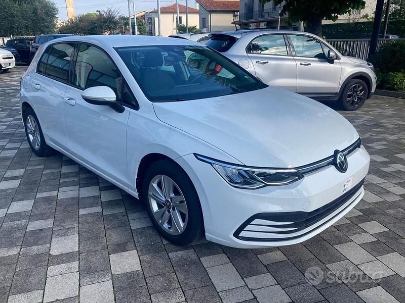 Usata VW Golf VIII Life 131 CV (96 kW) 2022 Bianco Berlina