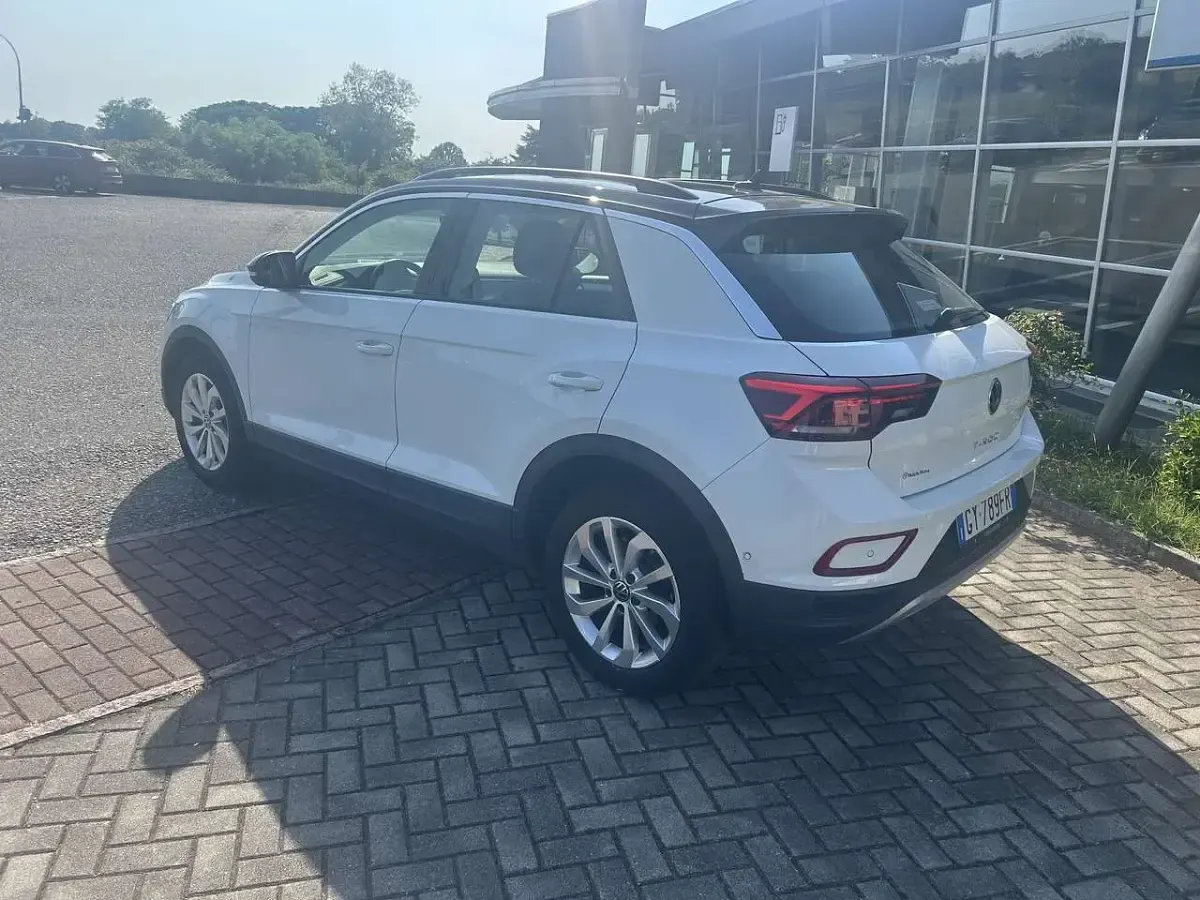 Usata VW T-Roc Life 150 CV (110 kW) 2023 Pure white tetto black SUV