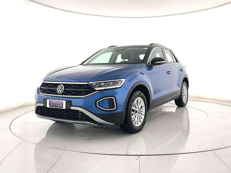 Usata VW T-Roc Life 150 CV (110 kW) 2023 Blu metallizzato e tetto nero SUV