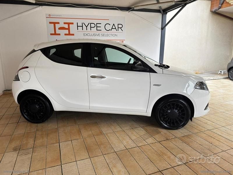 Usata Lancia Ypsilon Silver 69 CV (50 kW) 2022 Bianco Utilitaria