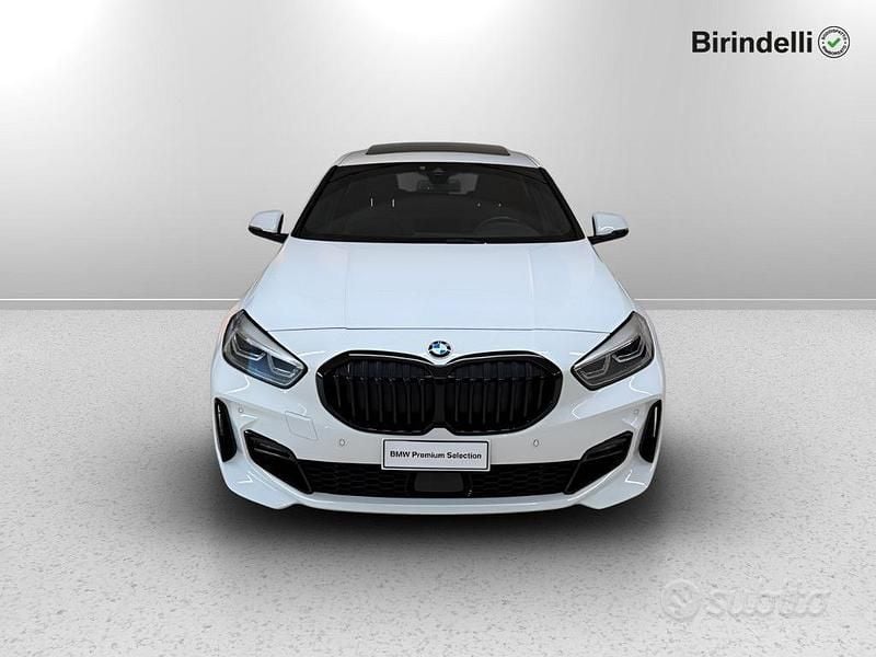 Usata BMW 118 M Sport 149 CV (109 kW) 2023 Alpinweiss iii pastello Utilitaria