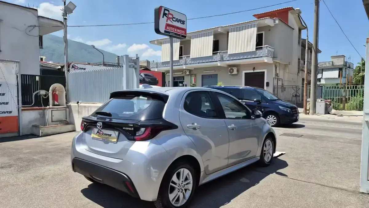 Usata Toyota Yaris Hybrid Style 92 CV (67 kW) 2023 Grigio Berlina