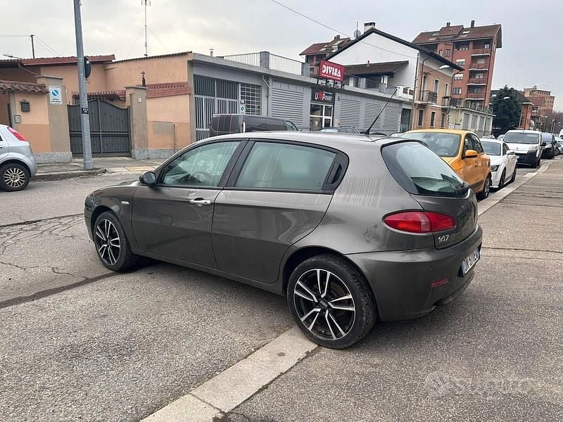 Usata Alfa Romeo 147 105 CV (77 kW) 2008 Grigio Utilitaria