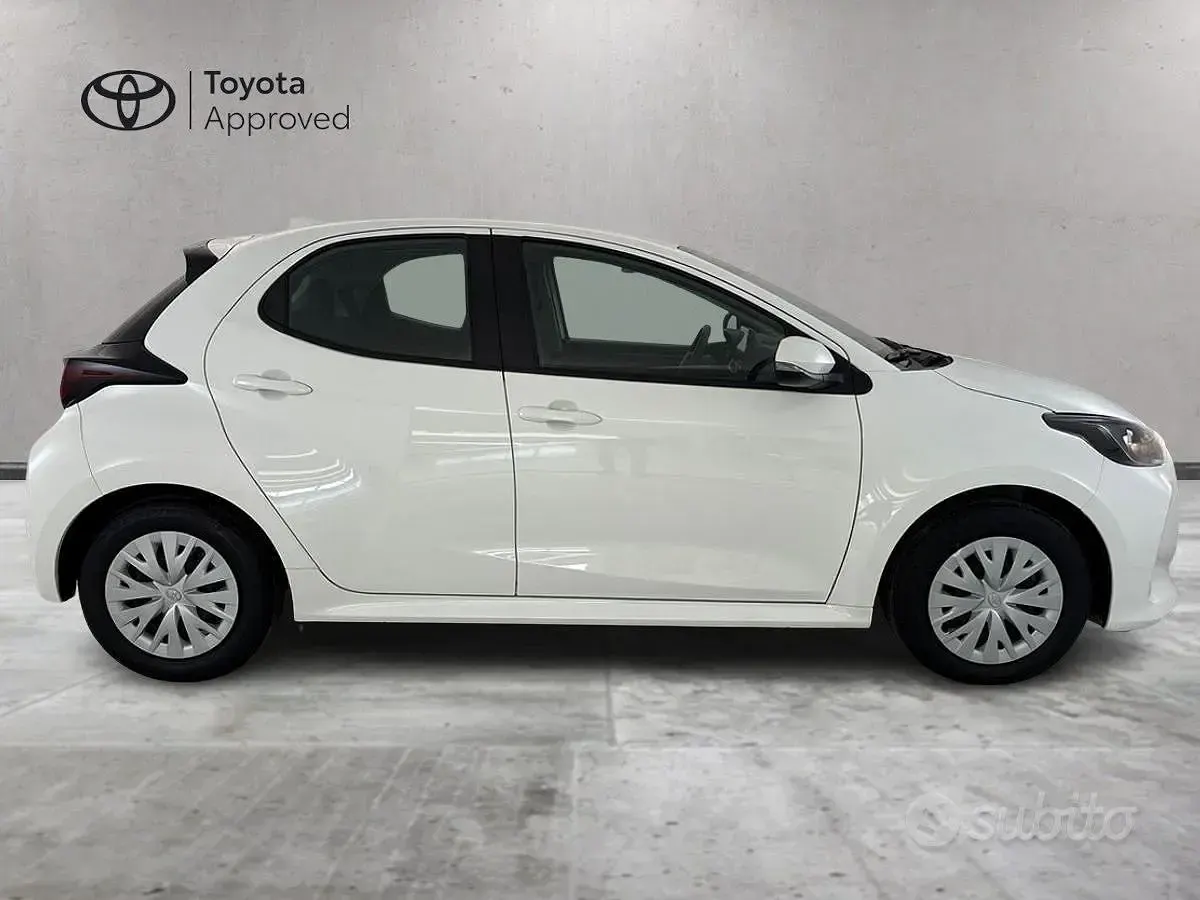 Usata Toyota Yaris Hybrid Active 92 CV (67 kW) 2025 Bianco Berlina