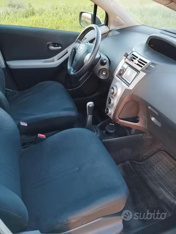 Usata Toyota Yaris 90 CV (66 kW) 2008 Grigio Utilitaria