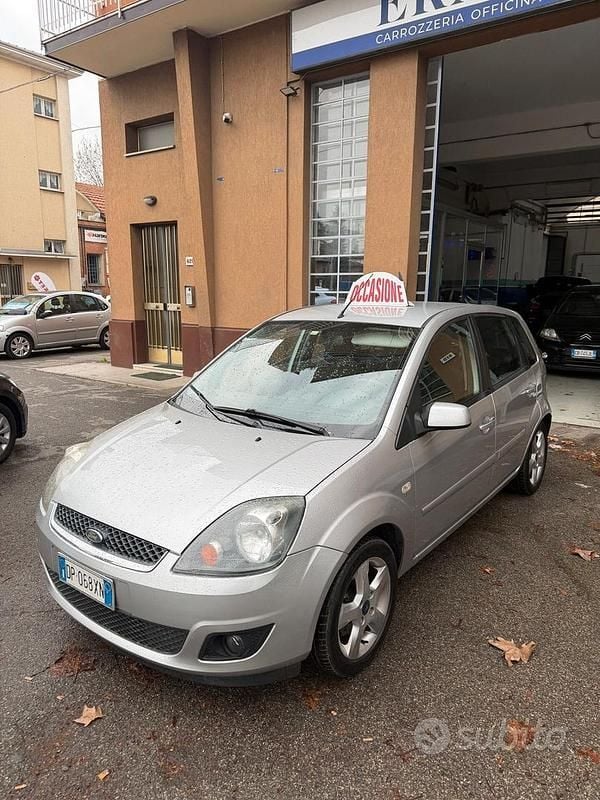 Usata Ford Fiesta Titanium 67 CV (49 kW) 2008 Grigio Utilitaria