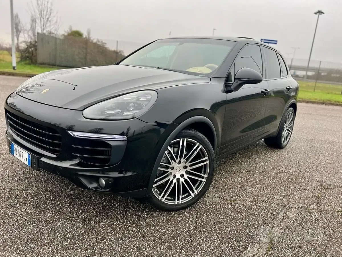 Usata Porsche Cayenne Platinum Edition 250 CV (183 kW) 2016 Nero SUV